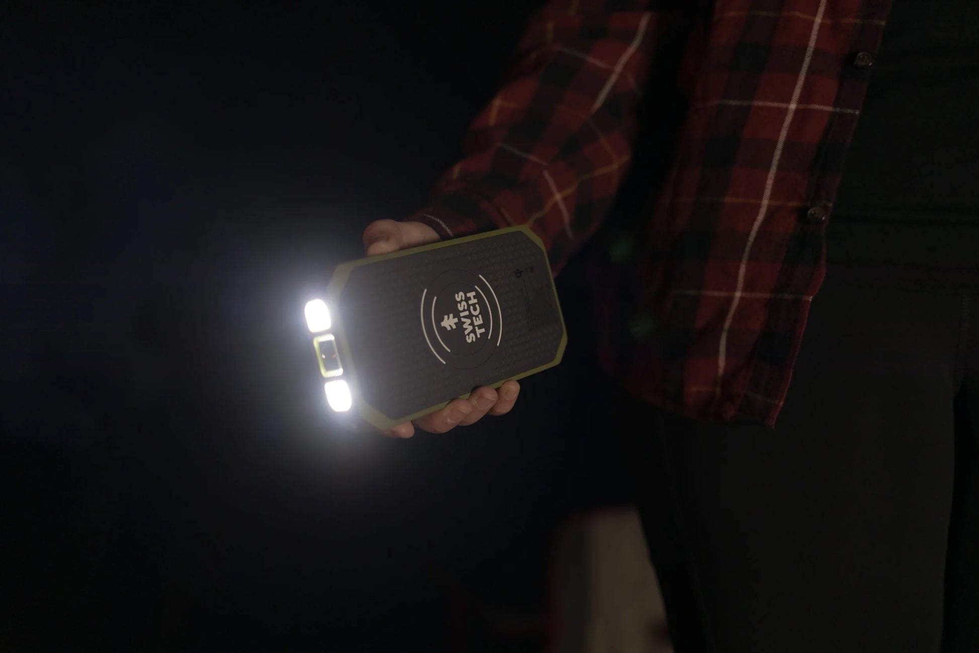 20000Mah Wireless Power Bank with Flashlight and IP54 Protection